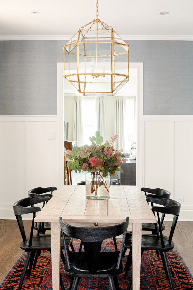 Источник вдохновения для домашнего уюта: отдельная столовая в стиле неоклассика (современная классика) с серыми стенами, темным паркетным полом, коричневым полом и панелями на стенах