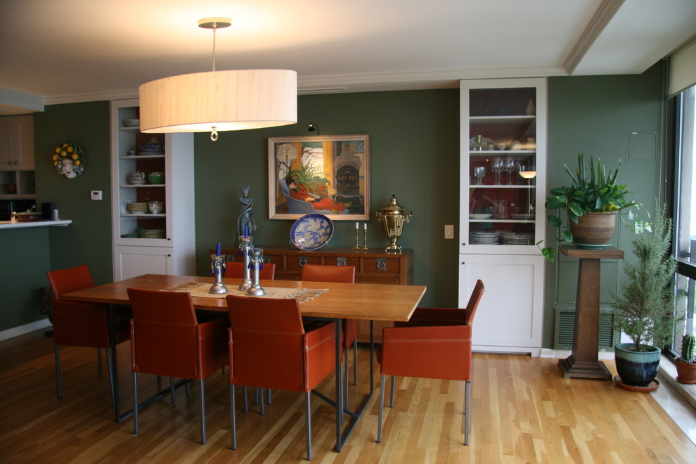 Стильный дизайн: кухня-столовая среднего размера в стиле фьюжн с зелеными стенами, светлым паркетным полом и коричневым полом - последний тренд