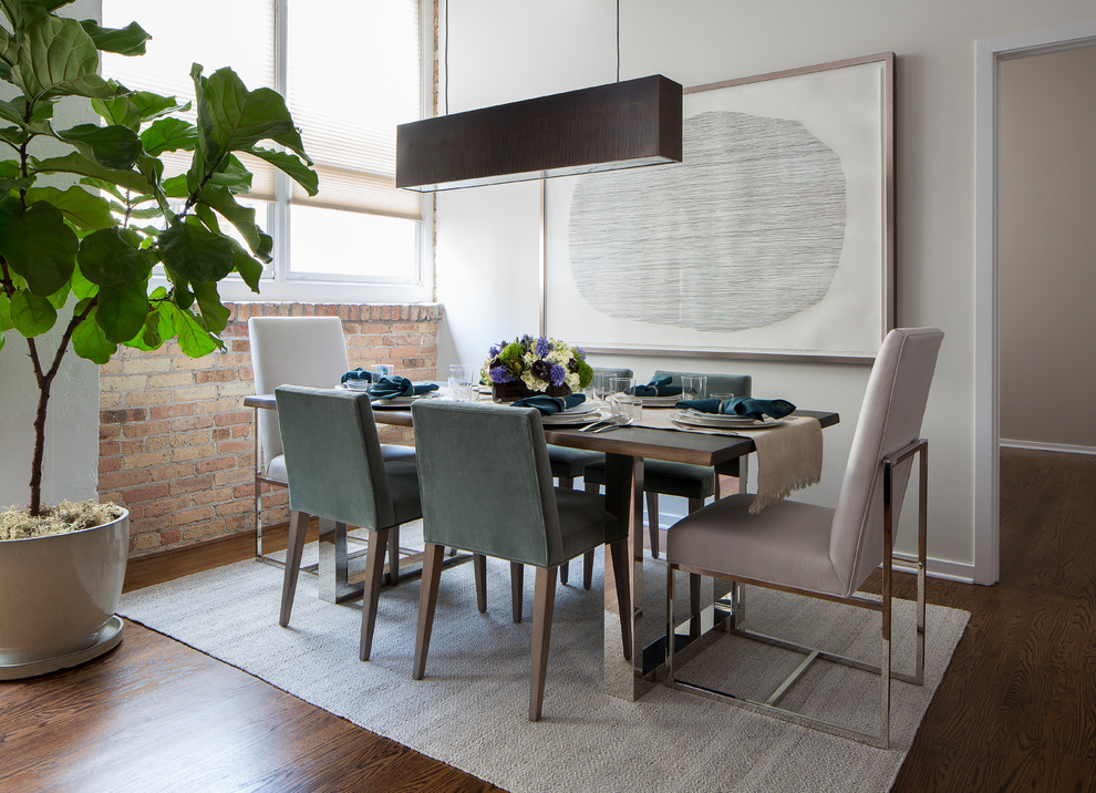 Inspiration pour une salle à manger design de taille moyenne avec un mur beige, parquet foncé et éclairage.