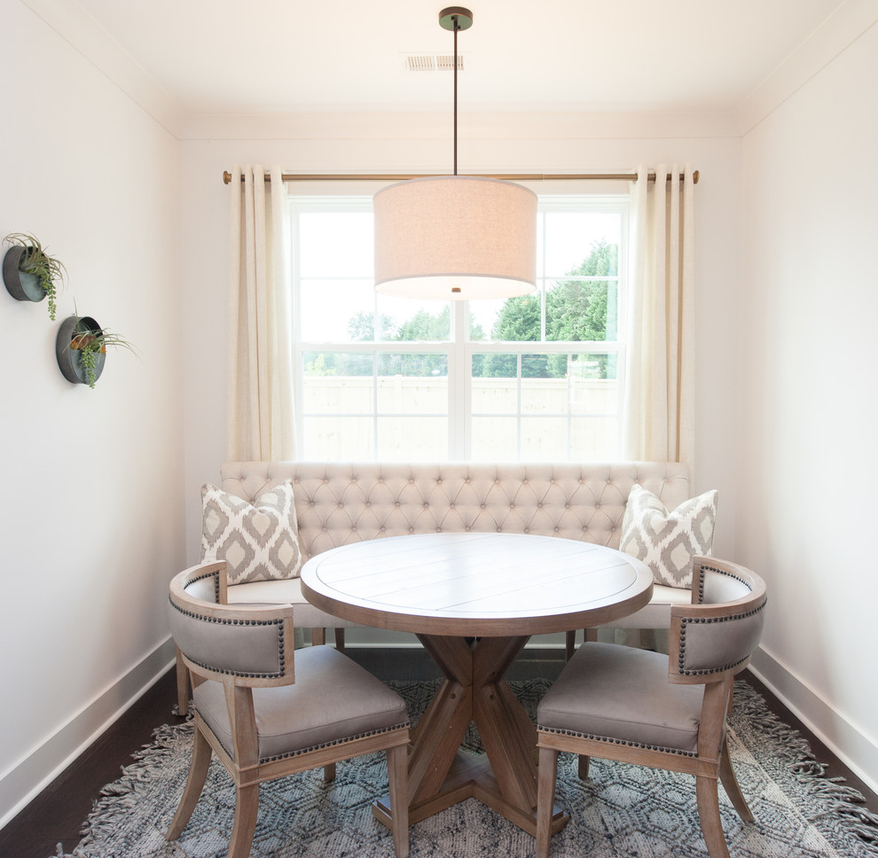 Esempio di una sala da pranzo country con pareti bianche, parquet scuro e pavimento marrone