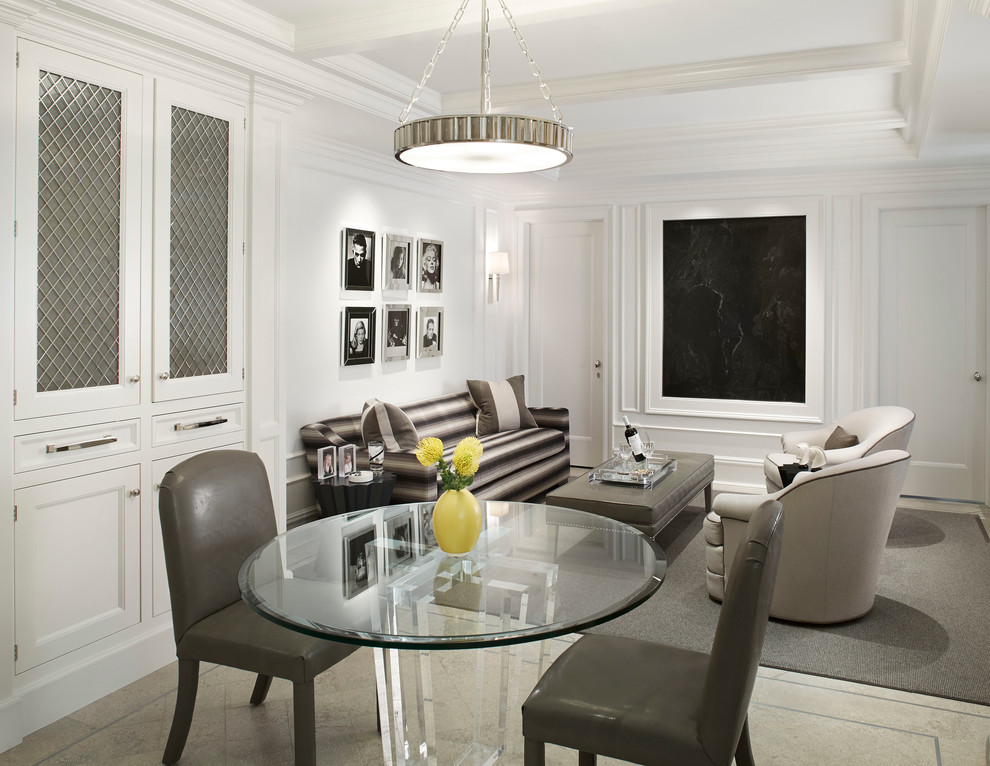Immagine di una sala da pranzo aperta verso la cucina tradizionale di medie dimensioni con pareti bianche, pavimento in pietra calcarea, pavimento beige e soffitto a cassettoni