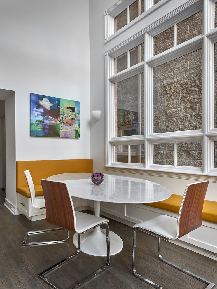 Esempio di una sala da pranzo aperta verso la cucina design di medie dimensioni con pavimento in legno massello medio