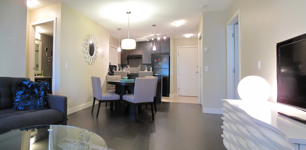 Idée de décoration pour une petite salle à manger ouverte sur le salon minimaliste avec un mur beige, un sol en liège, un sol gris et éclairage.