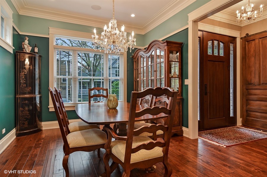 Idee per una grande sala da pranzo stile americano chiusa con pareti verdi, pavimento in legno massello medio e pavimento marrone