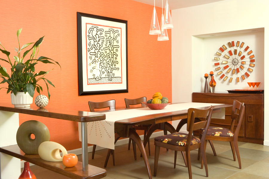 Ispirazione per una piccola sala da pranzo aperta verso il soggiorno minimalista con pareti arancioni, nessun camino e pavimento beige
