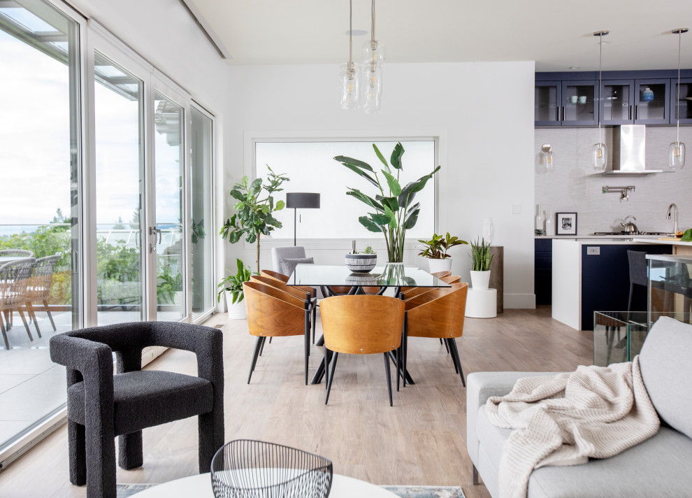 Immagine di una sala da pranzo aperta verso il soggiorno contemporanea con pareti bianche, parquet chiaro e pavimento beige