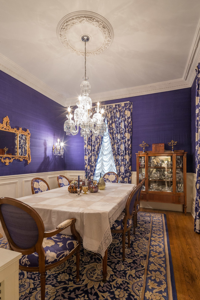 Geschlossenes Klassisches Esszimmer mit lila Wandfarbe und braunem Holzboden in Toronto
