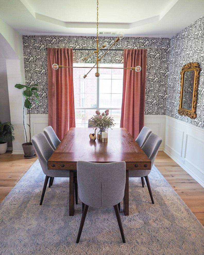 Idée de décoration pour une petite salle à manger minimaliste avec un mur multicolore, parquet clair et un sol marron.
