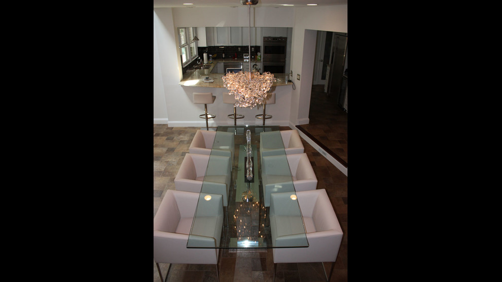 Exemple d'une grande salle à manger ouverte sur le salon moderne avec un mur blanc et un sol en carrelage de céramique.