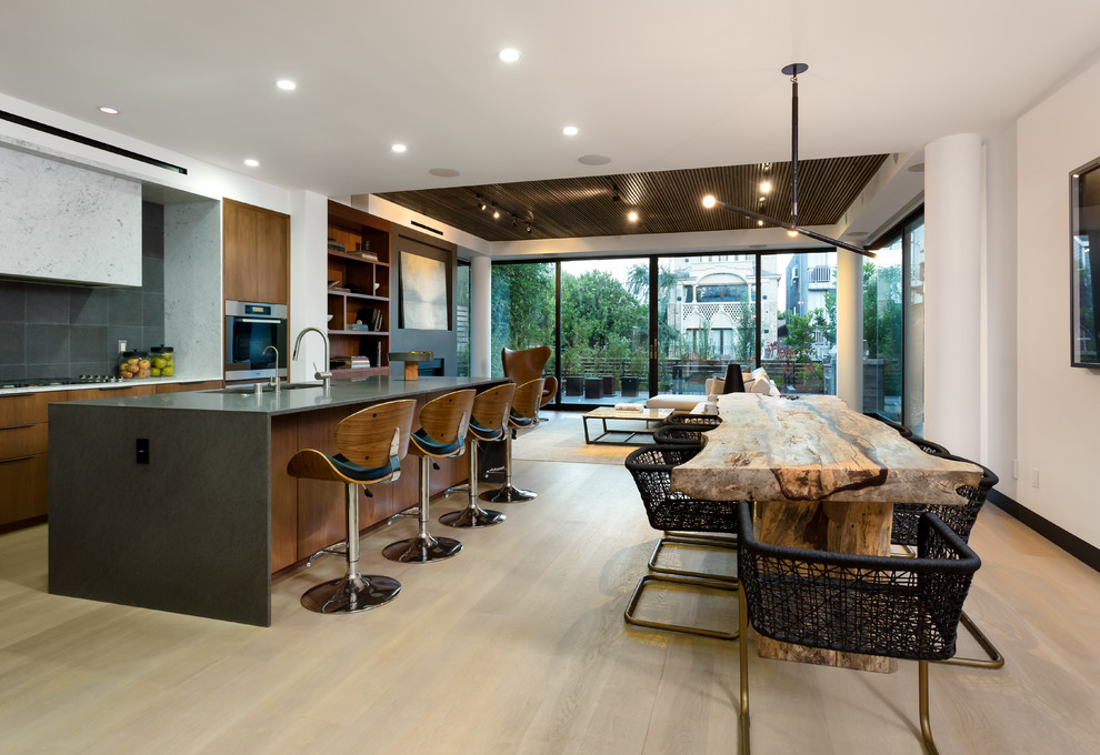 Immagine di una sala da pranzo aperta verso la cucina minimal di medie dimensioni con pareti bianche, parquet chiaro, nessun camino e pavimento beige