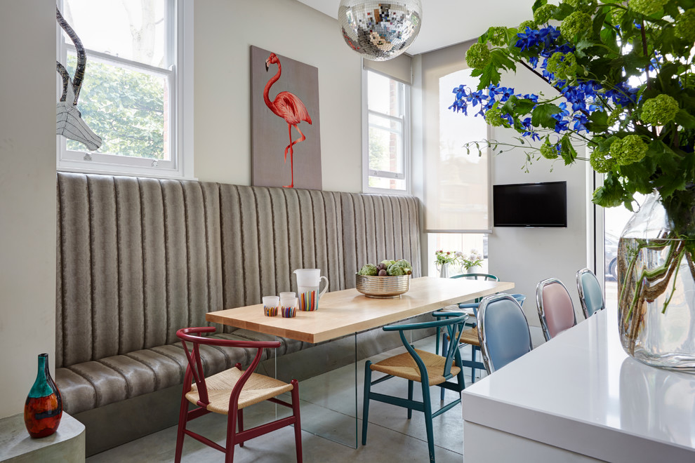 Moderne Wohnküche mit beiger Wandfarbe und Betonboden in London