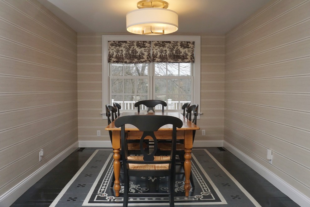 Esempio di una sala da pranzo aperta verso la cucina country di medie dimensioni con pareti beige, pavimento in legno verniciato e nessun camino