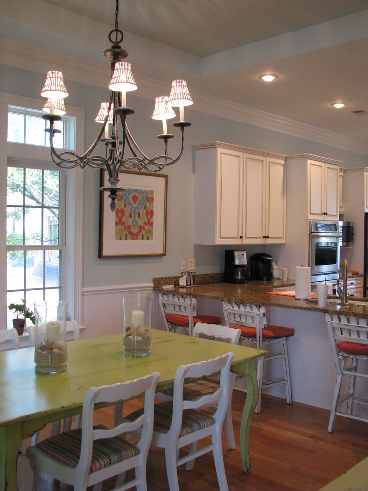 На фото: кухня-столовая среднего размера в стиле шебби-шик с синими стенами и паркетным полом среднего тона
