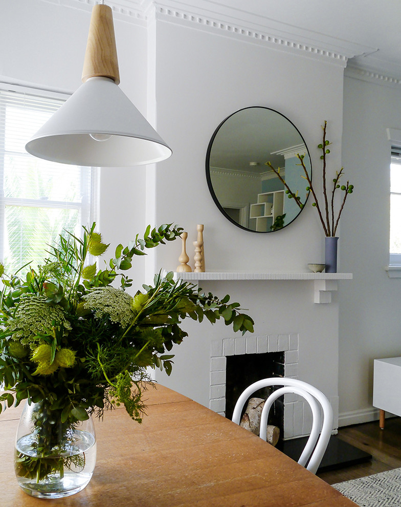 Свежая идея для дизайна: маленькая столовая в скандинавском стиле с белыми стенами, паркетным полом среднего тона и коричневым полом для на участке и в саду - отличное фото интерьера