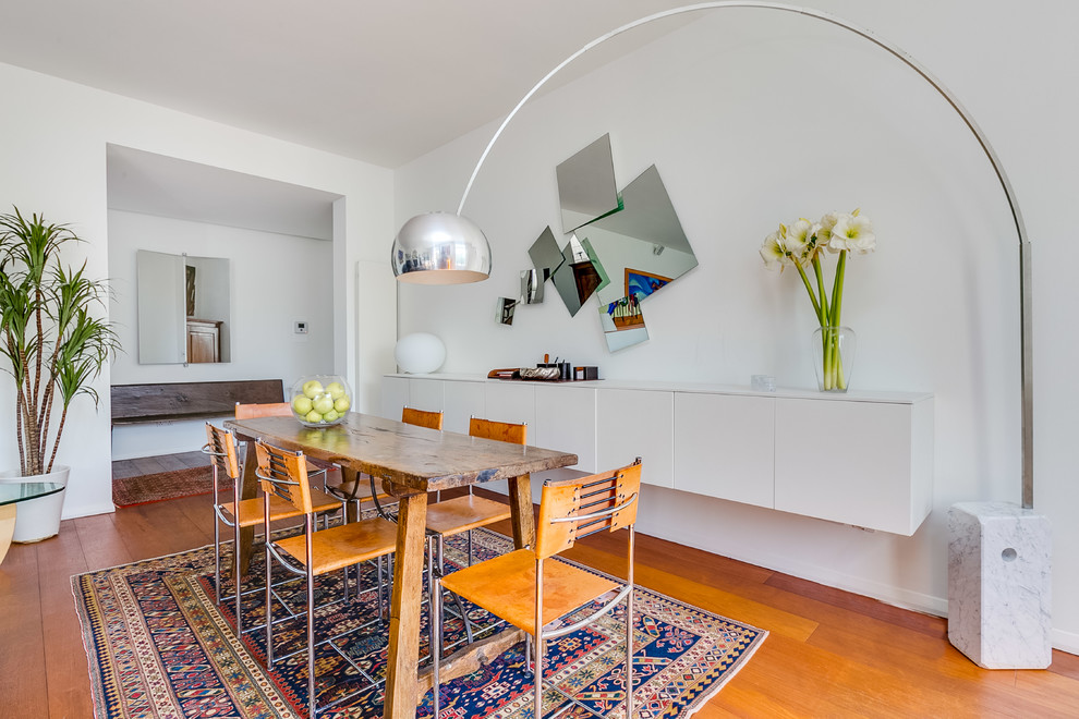 Réalisation d'une salle à manger design de taille moyenne avec un mur blanc, un sol en bois brun et un sol orange.