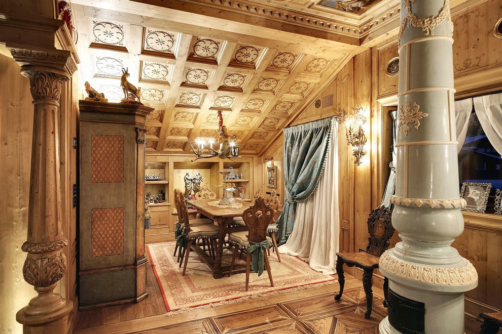 Klassisches Esszimmer mit hellem Holzboden und Kaminofen in Venedig