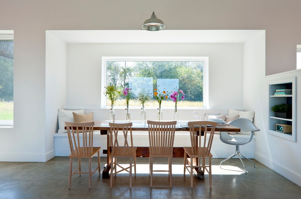 Свежая идея для дизайна: столовая в современном стиле с белыми стенами, бетонным полом и серым полом - отличное фото интерьера