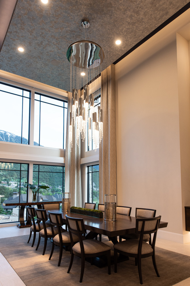 Foto di una grande sala da pranzo aperta verso il soggiorno contemporanea con pareti bianche, pavimento in vinile e pavimento grigio