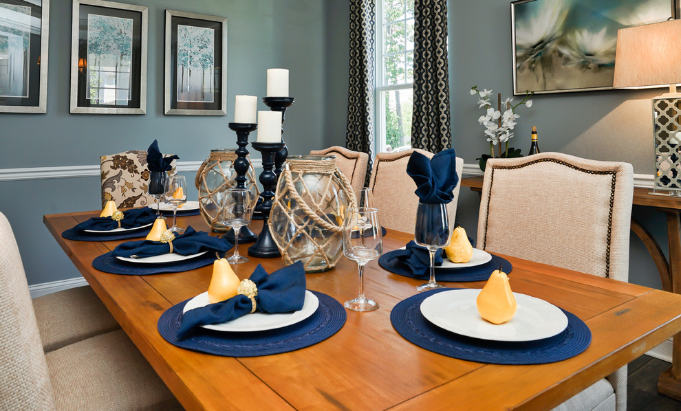 Источник вдохновения для домашнего уюта: большая отдельная столовая в морском стиле с синими стенами