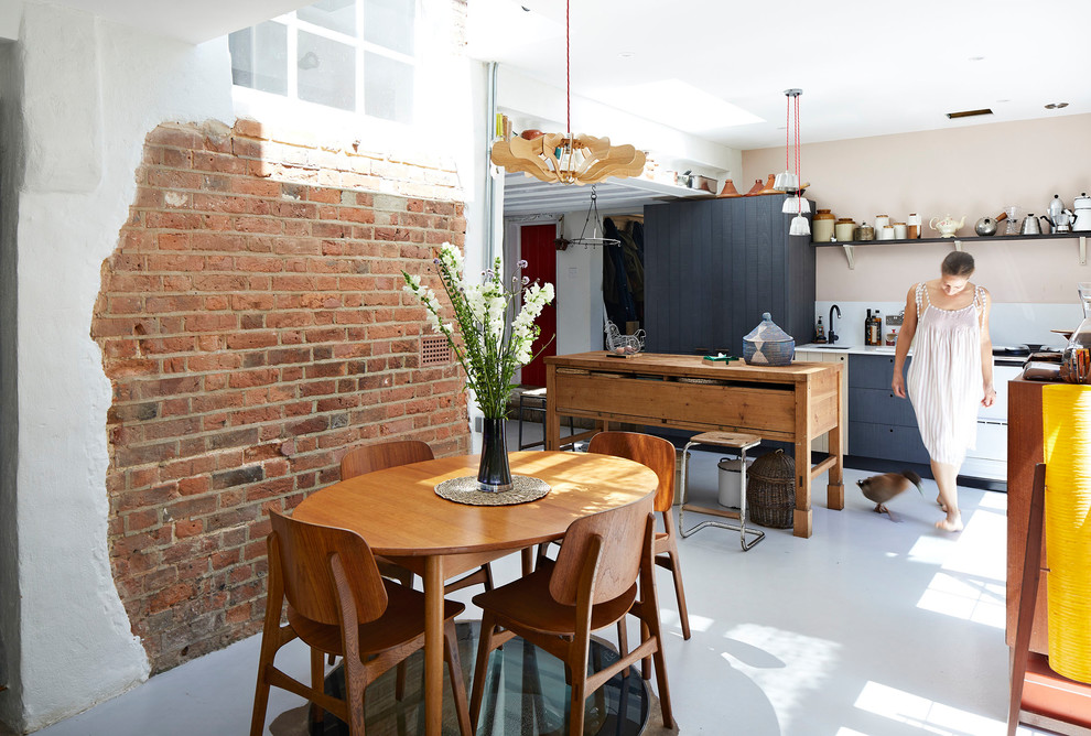 Пример оригинального дизайна: кухня-столовая среднего размера в стиле кантри с бежевыми стенами и серым полом
