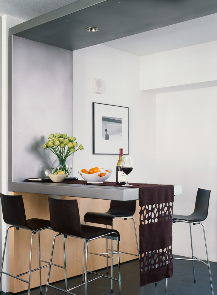 Kleine Moderne Wohnküche mit weißer Wandfarbe und Keramikboden in Los Angeles