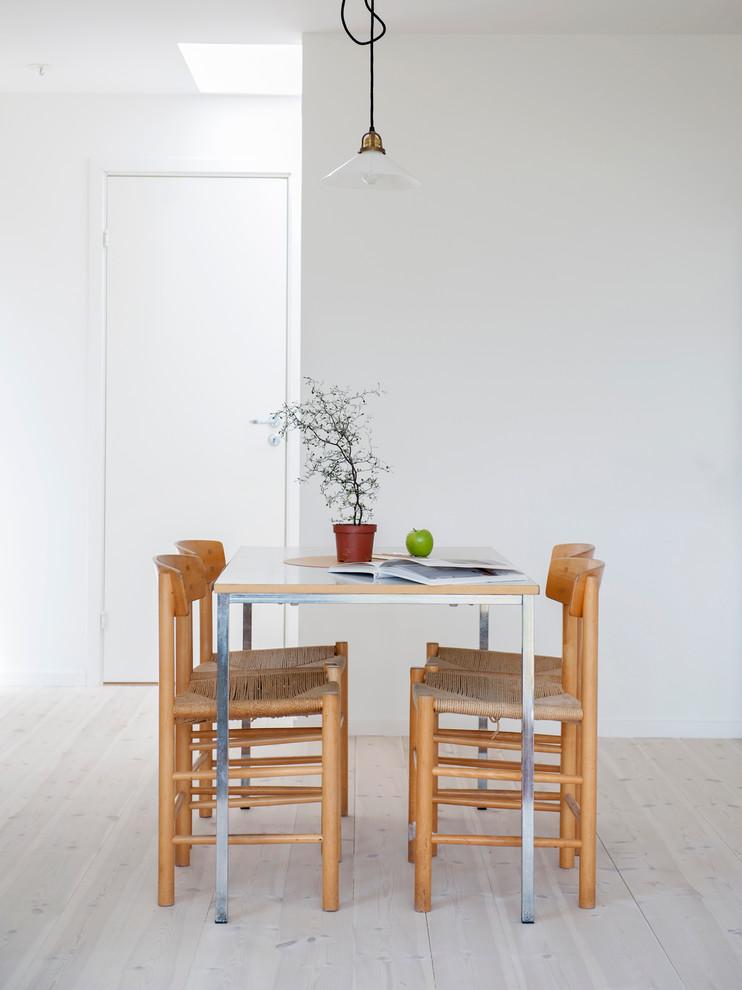 Inspiration pour une petite salle à manger ouverte sur la cuisine nordique avec un mur blanc, parquet clair et aucune cheminée.
