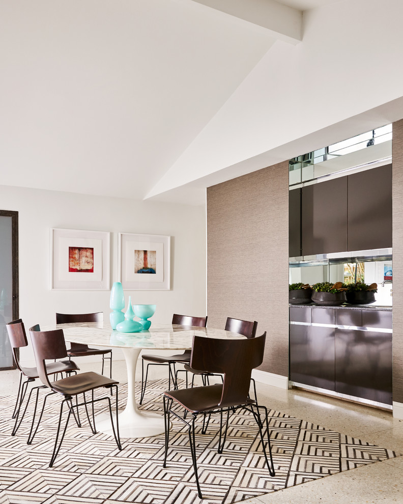 Foto di una sala da pranzo minimalista di medie dimensioni con pareti bianche e pavimento beige