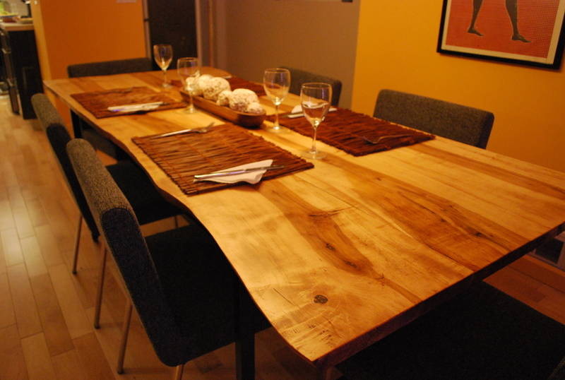 Imagen de comedor de estilo americano de tamaño medio cerrado sin chimenea con paredes beige, suelo de madera clara y suelo marrón