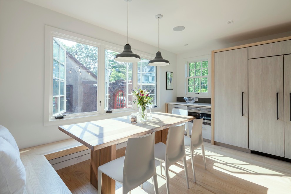 Свежая идея для дизайна: кухня-столовая в современном стиле с белыми стенами и светлым паркетным полом - отличное фото интерьера