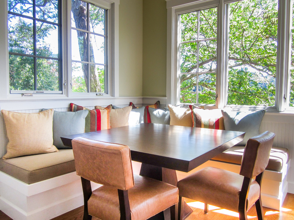 Ispirazione per una piccola sala da pranzo aperta verso la cucina american style con pareti verdi e pavimento in legno massello medio