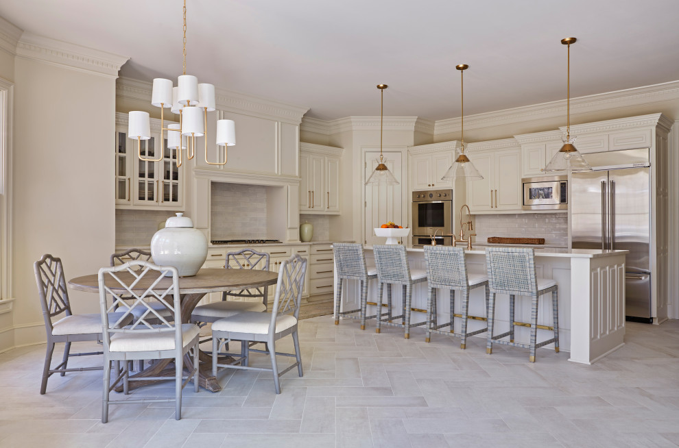 Esempio di una grande sala da pranzo aperta verso la cucina classica con pareti beige e pavimento grigio
