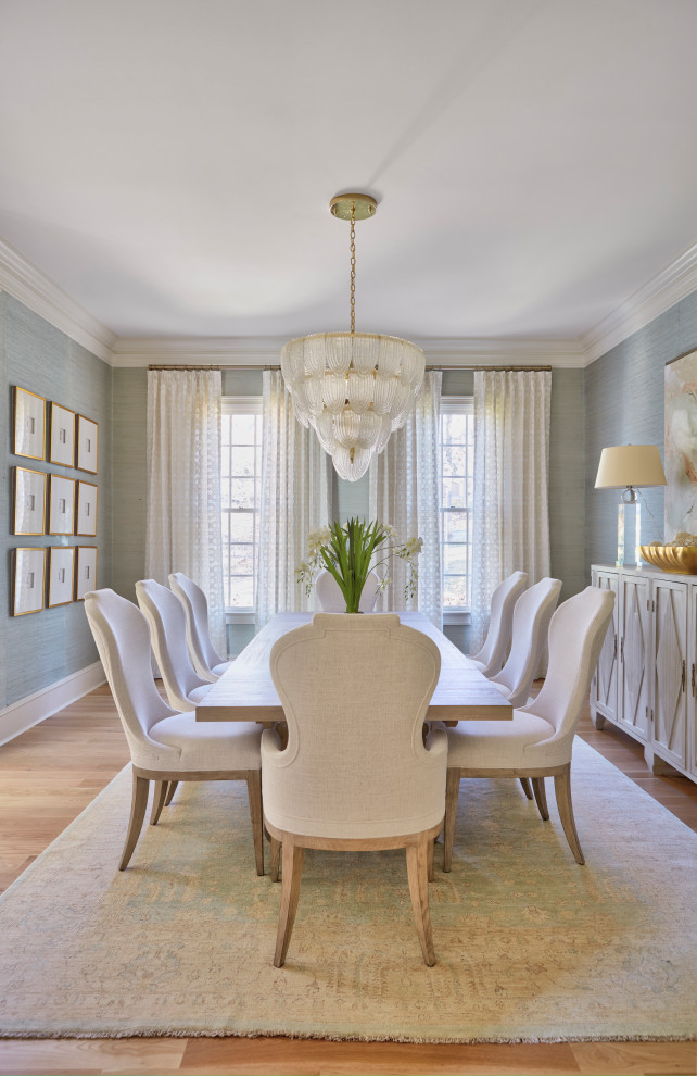 Foto de comedor clásico renovado grande con paredes azules, suelo de madera en tonos medios y suelo beige