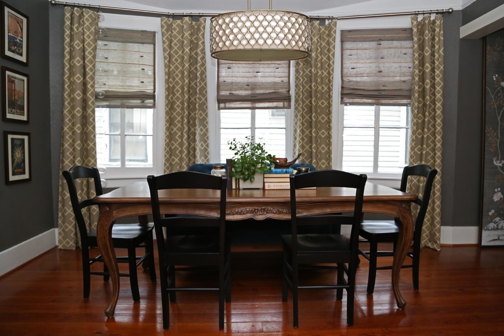 Ispirazione per una sala da pranzo tradizionale di medie dimensioni con pareti grigie e pavimento in legno massello medio