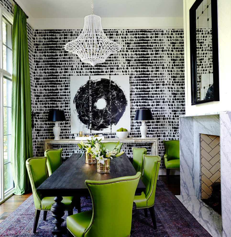 Inspiration pour une rideau de salle à manger bohème avec un mur multicolore, une cheminée standard, un manteau de cheminée en pierre et éclairage.