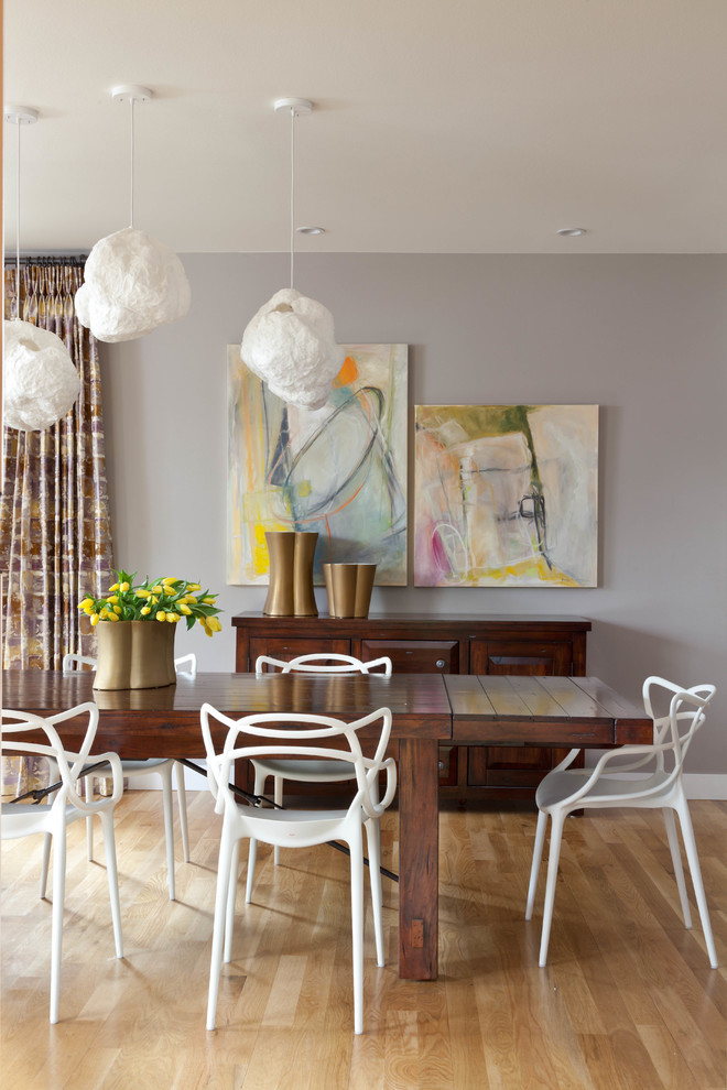 Идея дизайна: столовая в современном стиле с серыми стенами и светлым паркетным полом