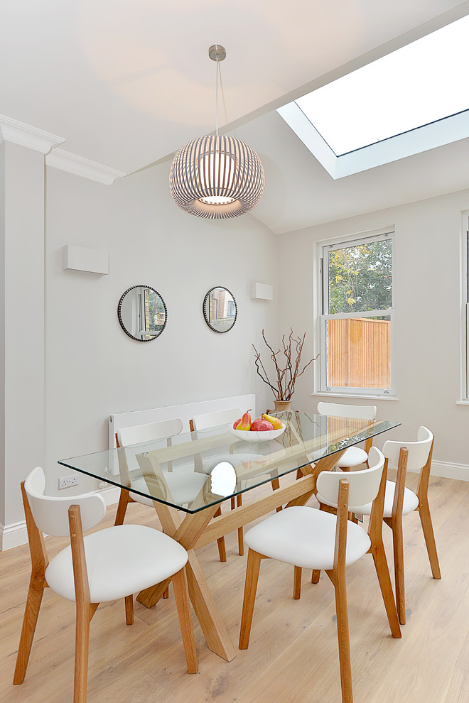 Idée de décoration pour une salle à manger design de taille moyenne et fermée avec un mur gris, un sol beige et parquet clair.
