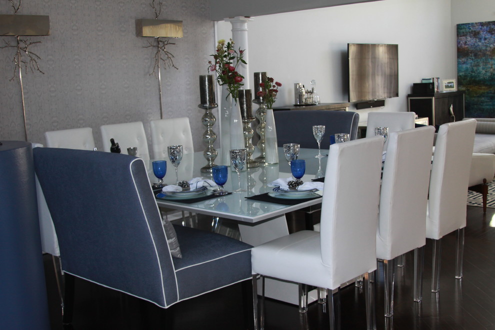 Ispirazione per una sala da pranzo aperta verso il soggiorno moderna di medie dimensioni con pareti grigie e parquet scuro