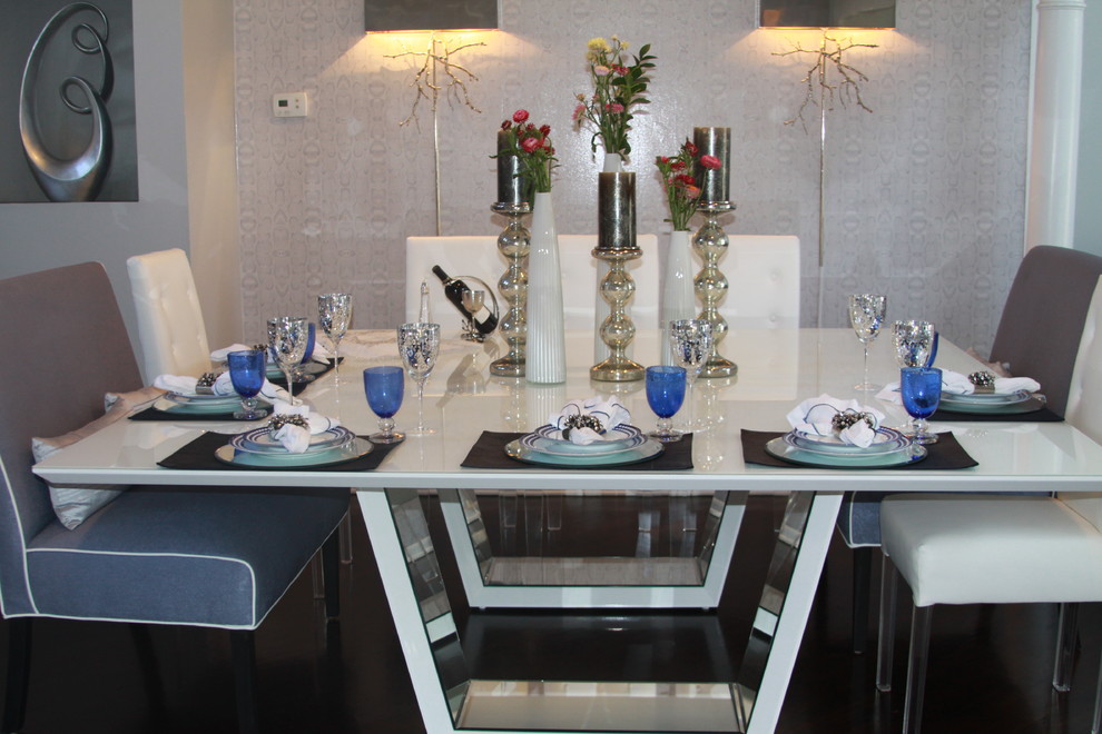Cette photo montre une salle à manger ouverte sur la cuisine moderne de taille moyenne avec un mur gris et parquet foncé.