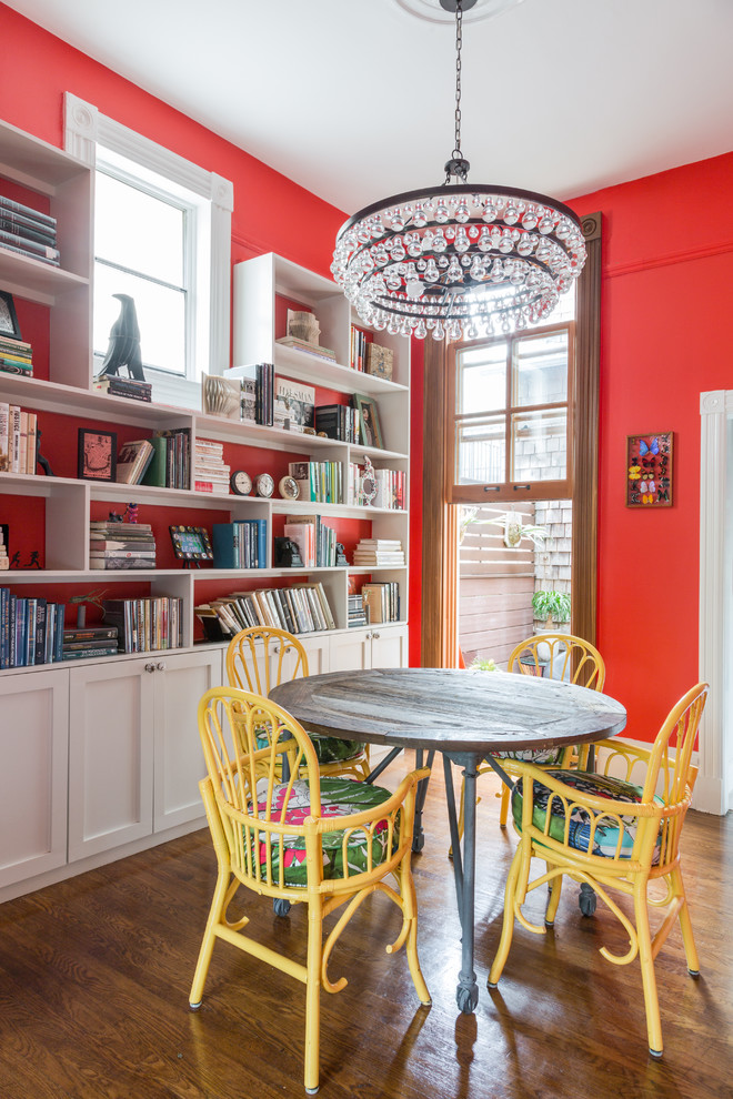 Exemple d'une salle à manger éclectique de taille moyenne avec un mur rouge, un sol en bois brun et aucune cheminée.