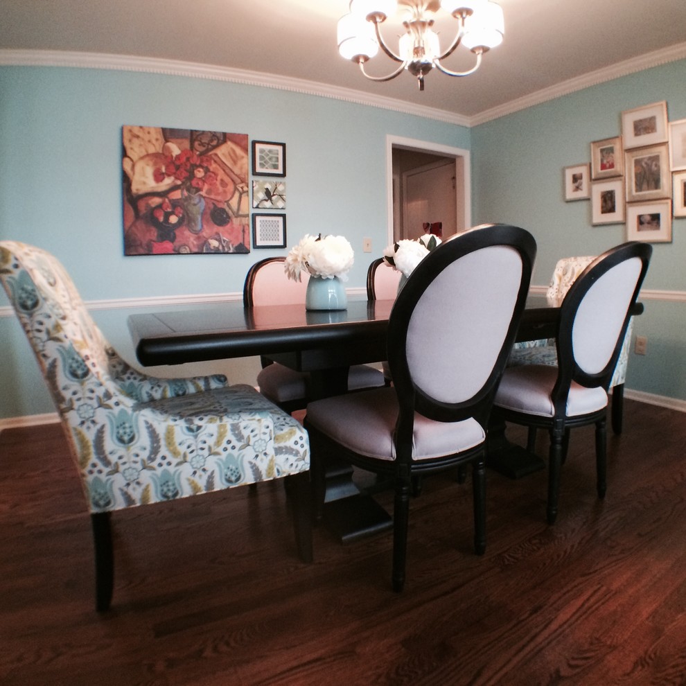 Immagine di una sala da pranzo tradizionale chiusa con pareti blu e pavimento in legno massello medio