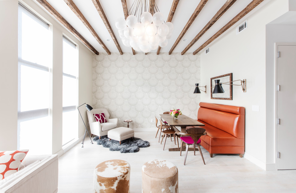 Aménagement d'une salle à manger contemporaine avec un mur blanc et un sol blanc.