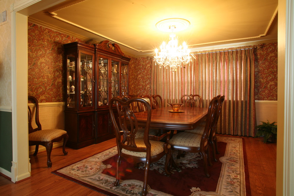 Diseño de comedor clásico con paredes multicolor y suelo de madera en tonos medios