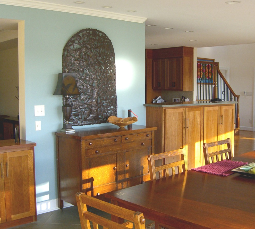 Ispirazione per una sala da pranzo aperta verso la cucina classica con pareti blu