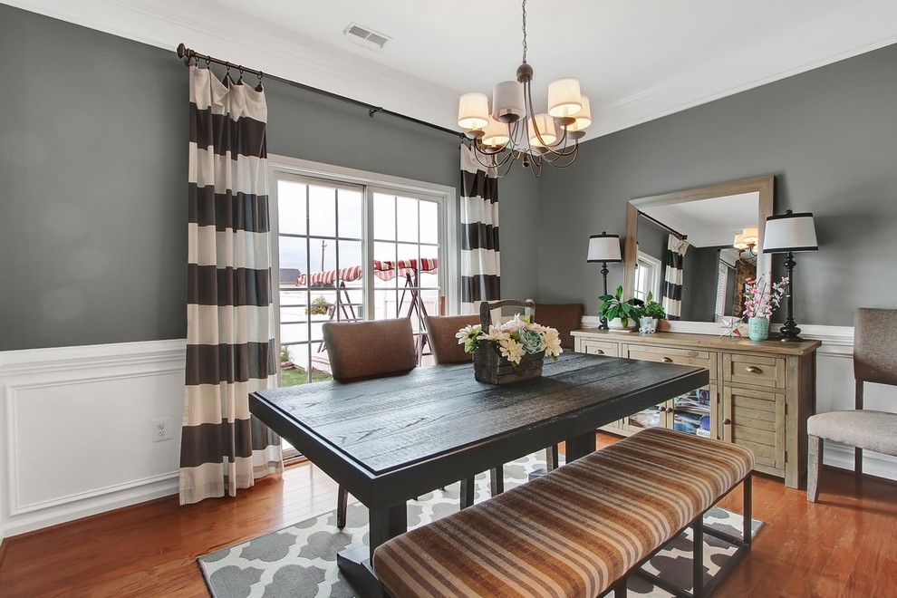 Mittelgroße Klassische Wohnküche mit grauer Wandfarbe, braunem Holzboden und orangem Boden in Baltimore