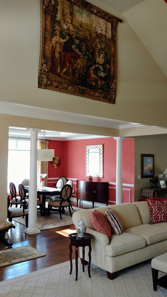 Exemple d'une petite salle à manger ouverte sur le salon chic avec un mur rouge et un sol en bois brun.