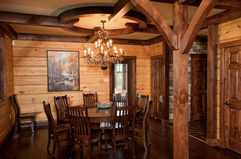 Exemple d'une grande salle à manger ouverte sur le salon craftsman avec un mur beige, un sol en bois brun et aucune cheminée.