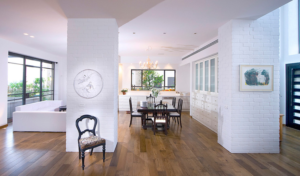 Immagine di una sala da pranzo aperta verso il soggiorno design con pavimento marrone