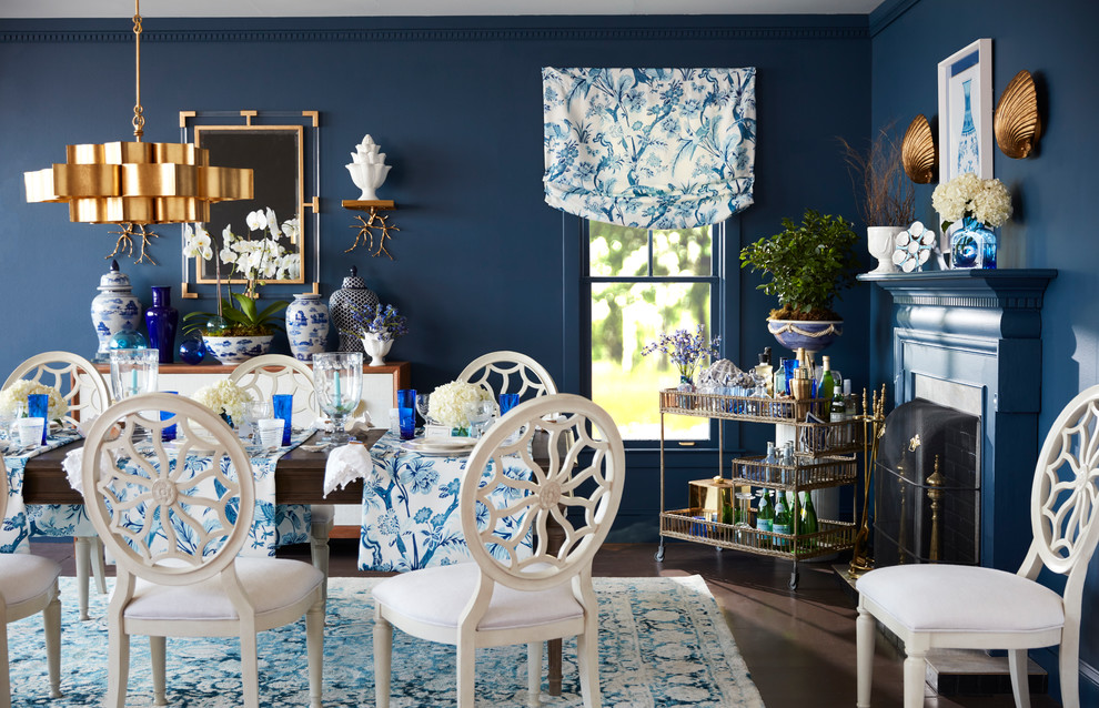 Стильный дизайн: столовая в стиле фьюжн с синими стенами, стандартным камином и коричневым полом - последний тренд