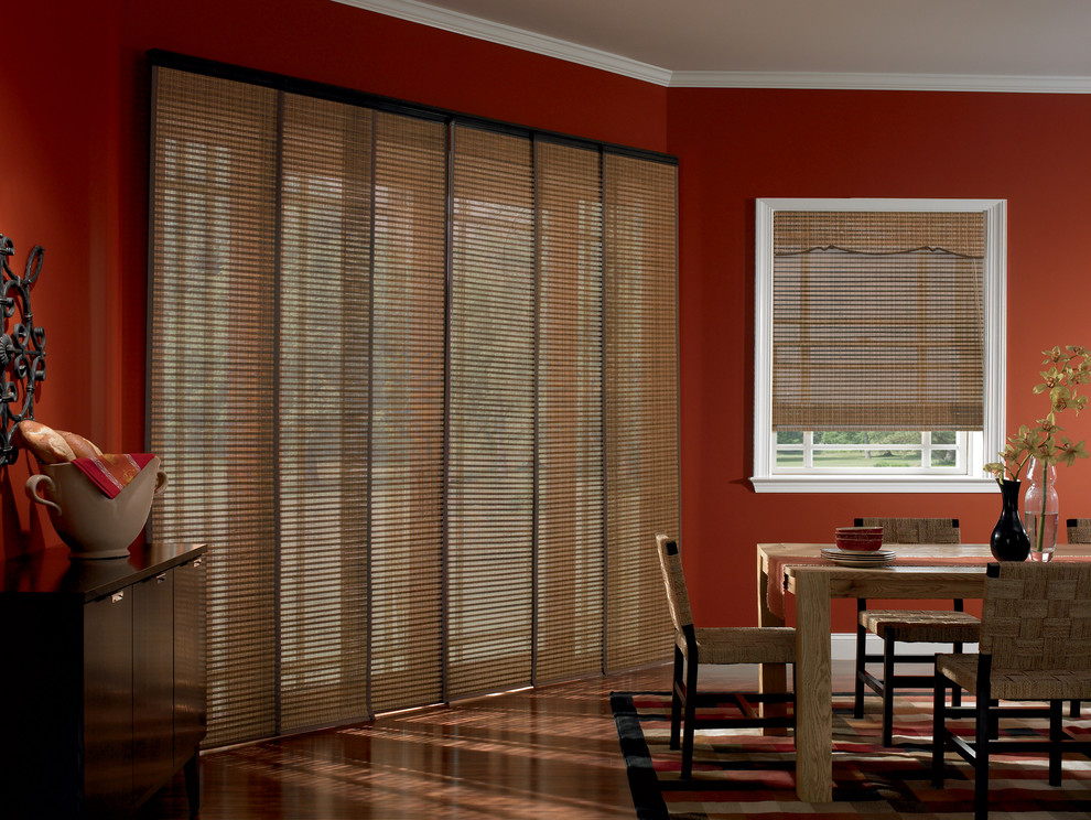 Aménagement d'une salle à manger classique de taille moyenne avec un mur rouge, un sol en bois brun et aucune cheminée.