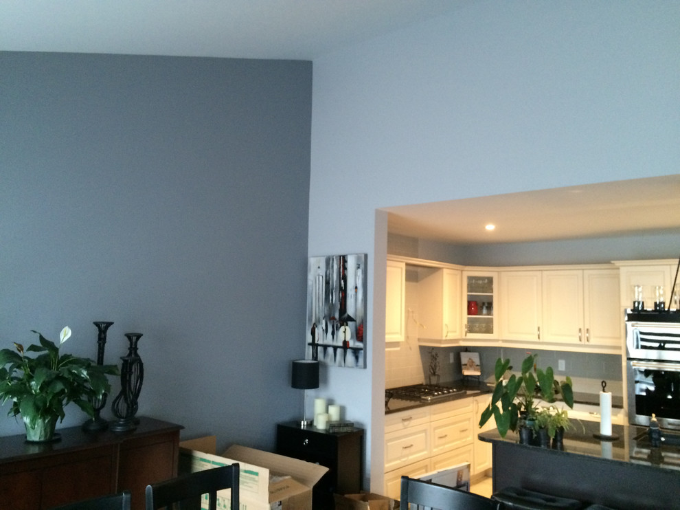 Geräumige Moderne Wohnküche mit grauer Wandfarbe und dunklem Holzboden in Toronto